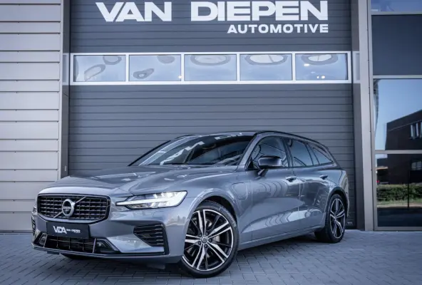 2.0 T8 Recharge AWD Dark R-Design - Pano l HUD l Memory l Hkardon