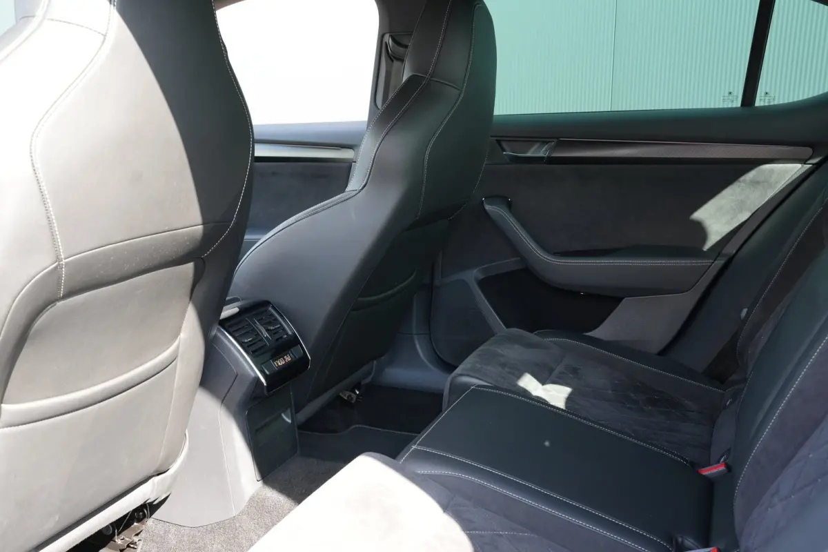 1.4 TSI iV 218pk Sportline Business | Trekhaak | Adaptive Cruise | Stoelen Elektrisch | 19" | Camera