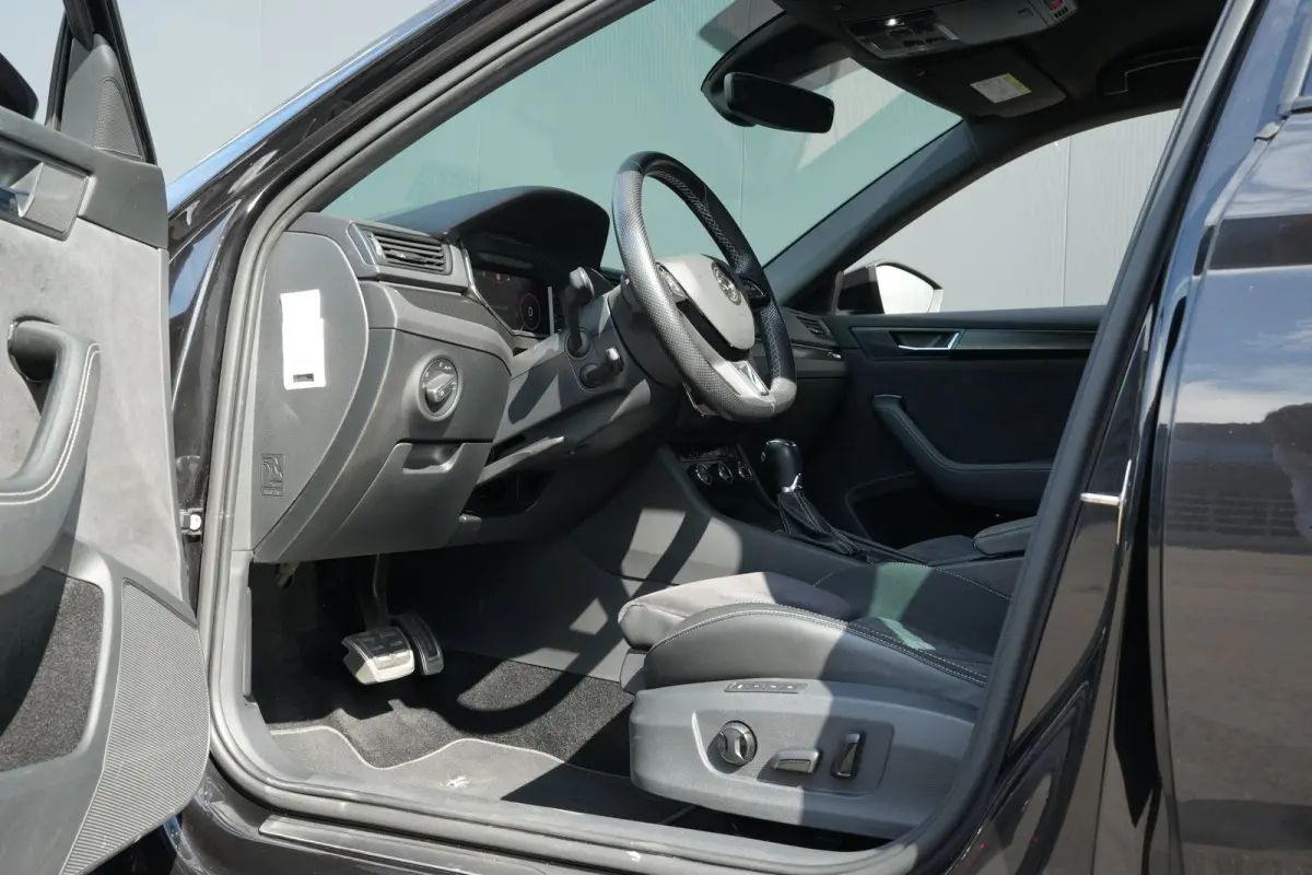 1.4 TSI iV 218pk Sportline Business | Trekhaak | Adaptive Cruise | Stoelen Elektrisch | 19" | Camera