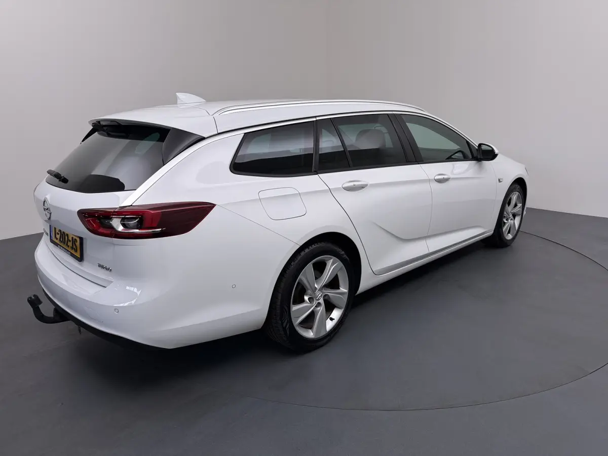 1.5 Turbo Innovation / Navigatie / Camera / Parkeersensoren / Keyless / Stuur -en Stoelverwarmd / Carplay / LED /