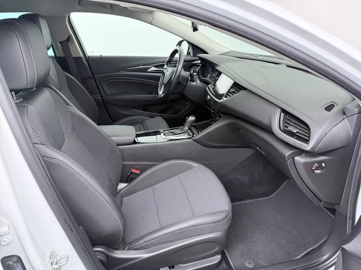 1.5 Turbo Innovation / Navigatie / Camera / Parkeersensoren / Keyless / Stuur -en Stoelverwarmd / Carplay / LED /