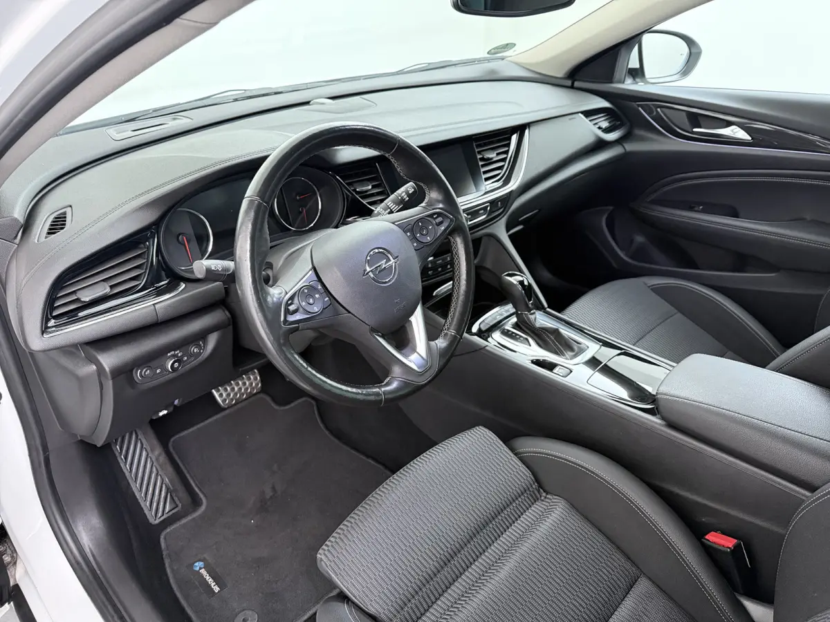 1.5 Turbo Innovation / Navigatie / Camera / Parkeersensoren / Keyless / Stuur -en Stoelverwarmd / Carplay / LED /