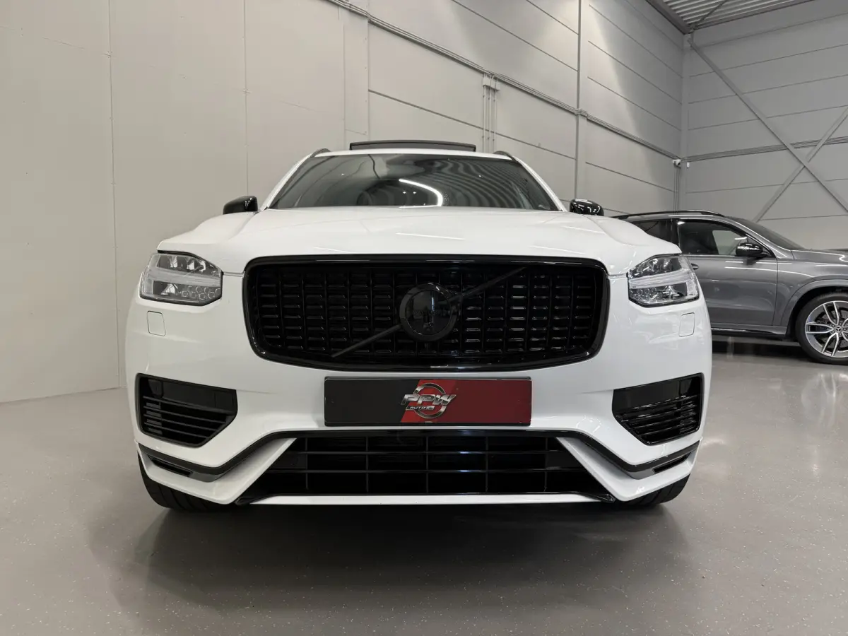 T8 Recharge AWD R-Design PANO/TREKHAAK/SOH 93,7%/HEAD-UP/22"/H&K/MEMORY/ALCANTARA-LEER/360CAMERA/ACC/PILOT-ASSIST/PRIVACY/BLACK-DESIGN/DONKERE-HEMEL/CRYSTAL-WEISS PARELMOER/NET OH BEURT GEHA