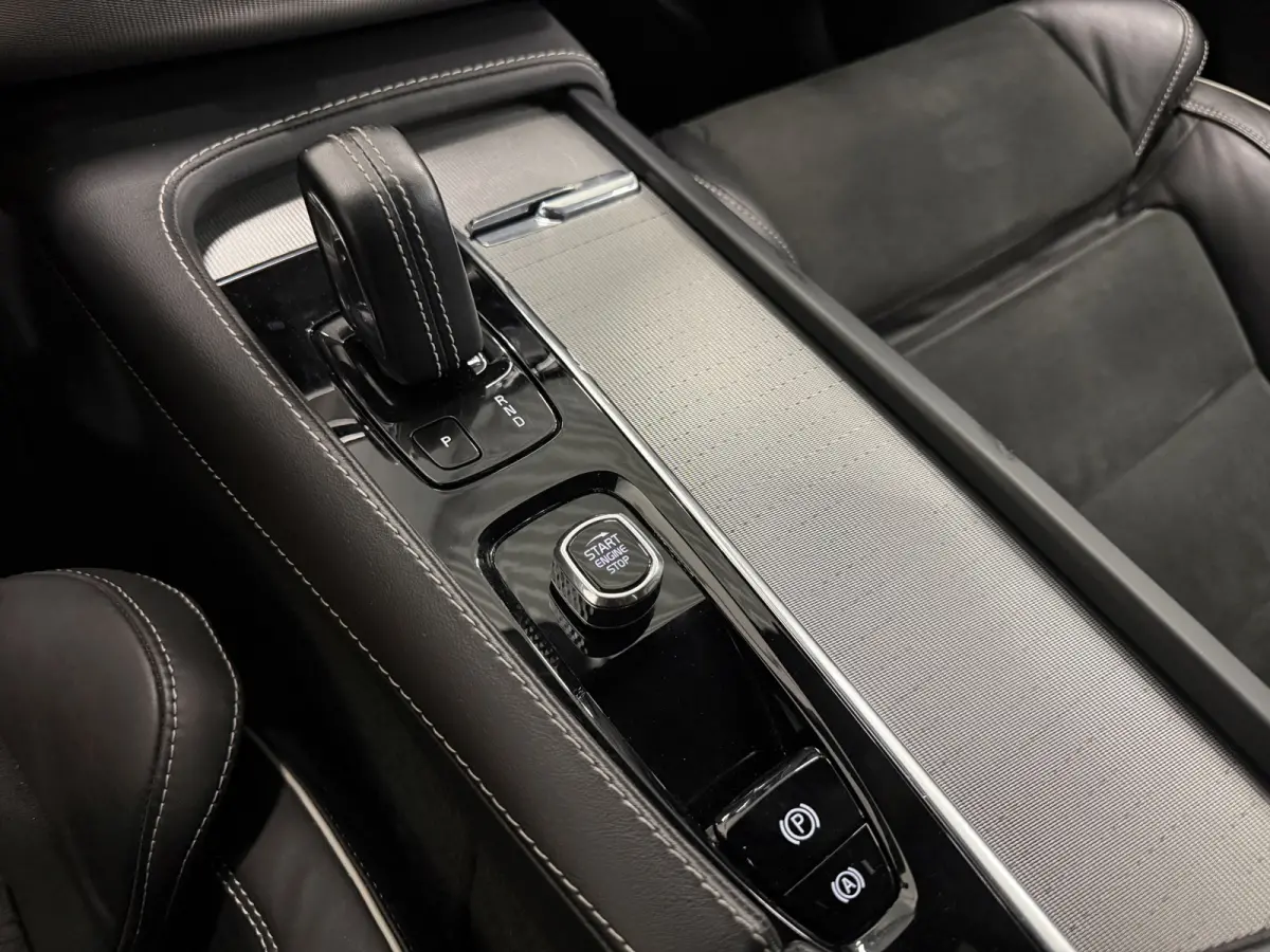 T8 Recharge AWD R-Design PANO/TREKHAAK/SOH 93,7%/HEAD-UP/22"/H&K/MEMORY/ALCANTARA-LEER/360CAMERA/ACC/PILOT-ASSIST/PRIVACY/BLACK-DESIGN/DONKERE-HEMEL/CRYSTAL-WEISS PARELMOER/NET OH BEURT GEHA