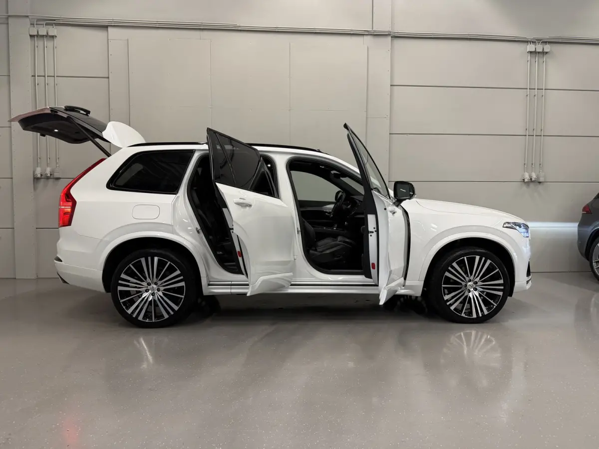 T8 Recharge AWD R-Design PANO/TREKHAAK/SOH 93,7%/HEAD-UP/22"/H&K/MEMORY/ALCANTARA-LEER/360CAMERA/ACC/PILOT-ASSIST/PRIVACY/BLACK-DESIGN/DONKERE-HEMEL/CRYSTAL-WEISS PARELMOER/NET OH BEURT GEHA