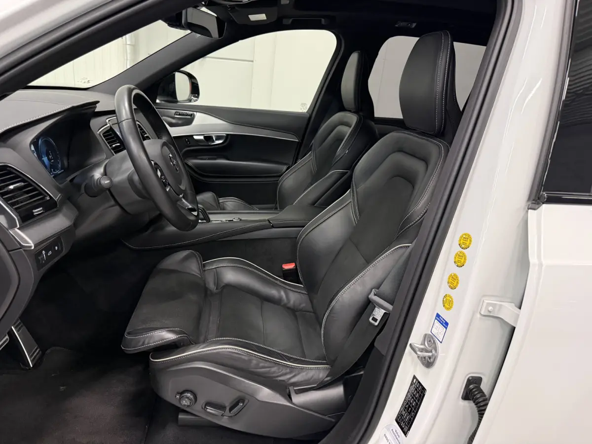 T8 Recharge AWD R-Design PANO/TREKHAAK/SOH 93,7%/HEAD-UP/22"/H&K/MEMORY/ALCANTARA-LEER/360CAMERA/ACC/PILOT-ASSIST/PRIVACY/BLACK-DESIGN/DONKERE-HEMEL/CRYSTAL-WEISS PARELMOER/NET OH BEURT GEHA