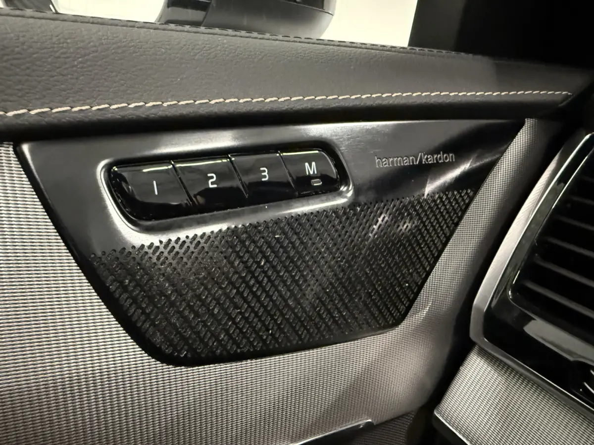T8 Recharge AWD R-Design PANO/TREKHAAK/SOH 93,7%/HEAD-UP/22"/H&K/MEMORY/ALCANTARA-LEER/360CAMERA/ACC/PILOT-ASSIST/PRIVACY/BLACK-DESIGN/DONKERE-HEMEL/CRYSTAL-WEISS PARELMOER/NET OH BEURT GEHA