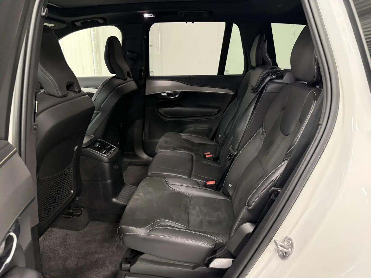 T8 Recharge AWD R-Design PANO/TREKHAAK/SOH 93,7%/HEAD-UP/22"/H&K/MEMORY/ALCANTARA-LEER/360CAMERA/ACC/PILOT-ASSIST/PRIVACY/BLACK-DESIGN/DONKERE-HEMEL/CRYSTAL-WEISS PARELMOER/NET OH BEURT GEHA