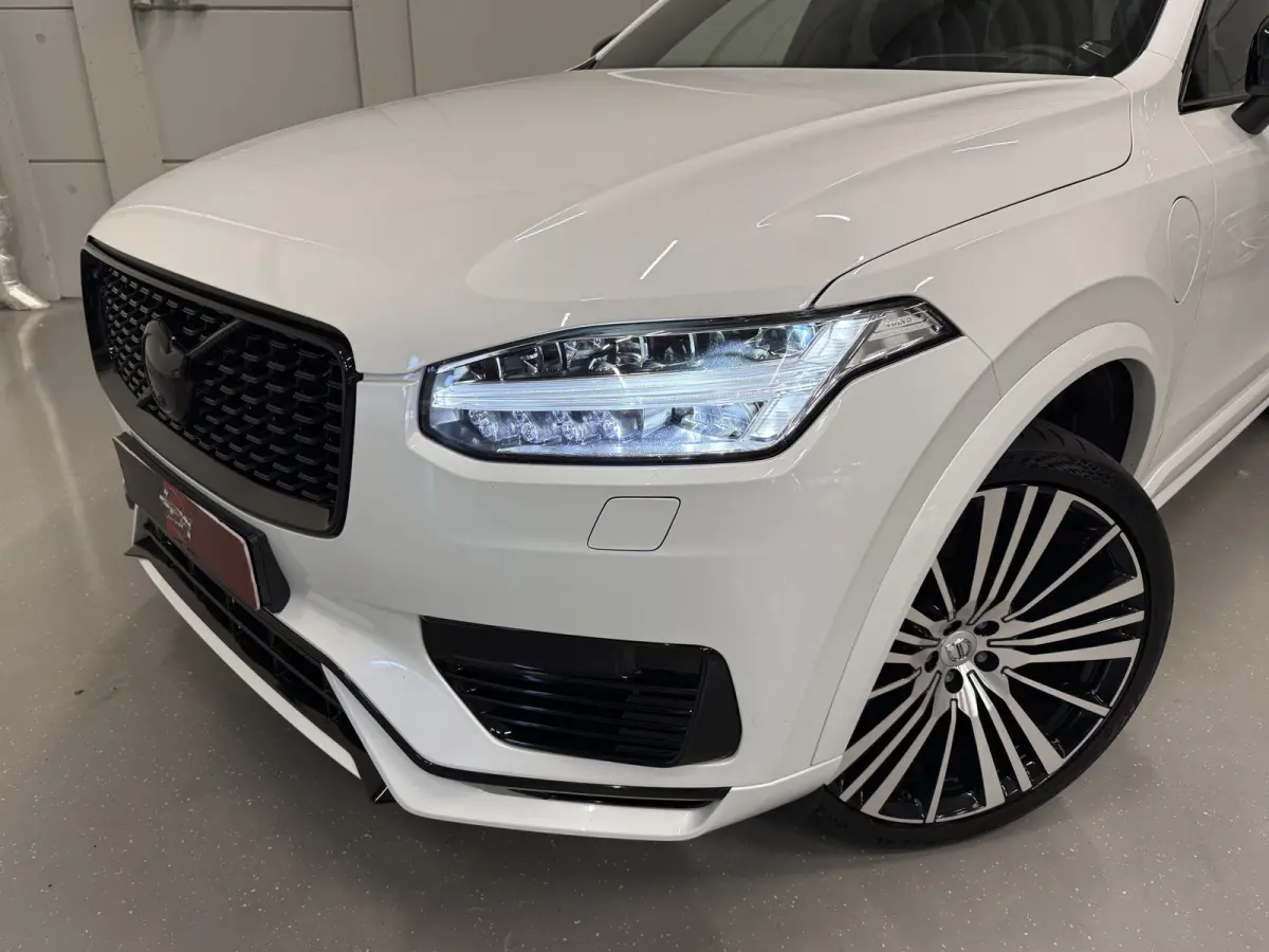 T8 Recharge AWD R-Design PANO/TREKHAAK/SOH 93,7%/HEAD-UP/22"/H&K/MEMORY/ALCANTARA-LEER/360CAMERA/ACC/PILOT-ASSIST/PRIVACY/BLACK-DESIGN/DONKERE-HEMEL/CRYSTAL-WEISS PARELMOER/NET OH BEURT GEHA