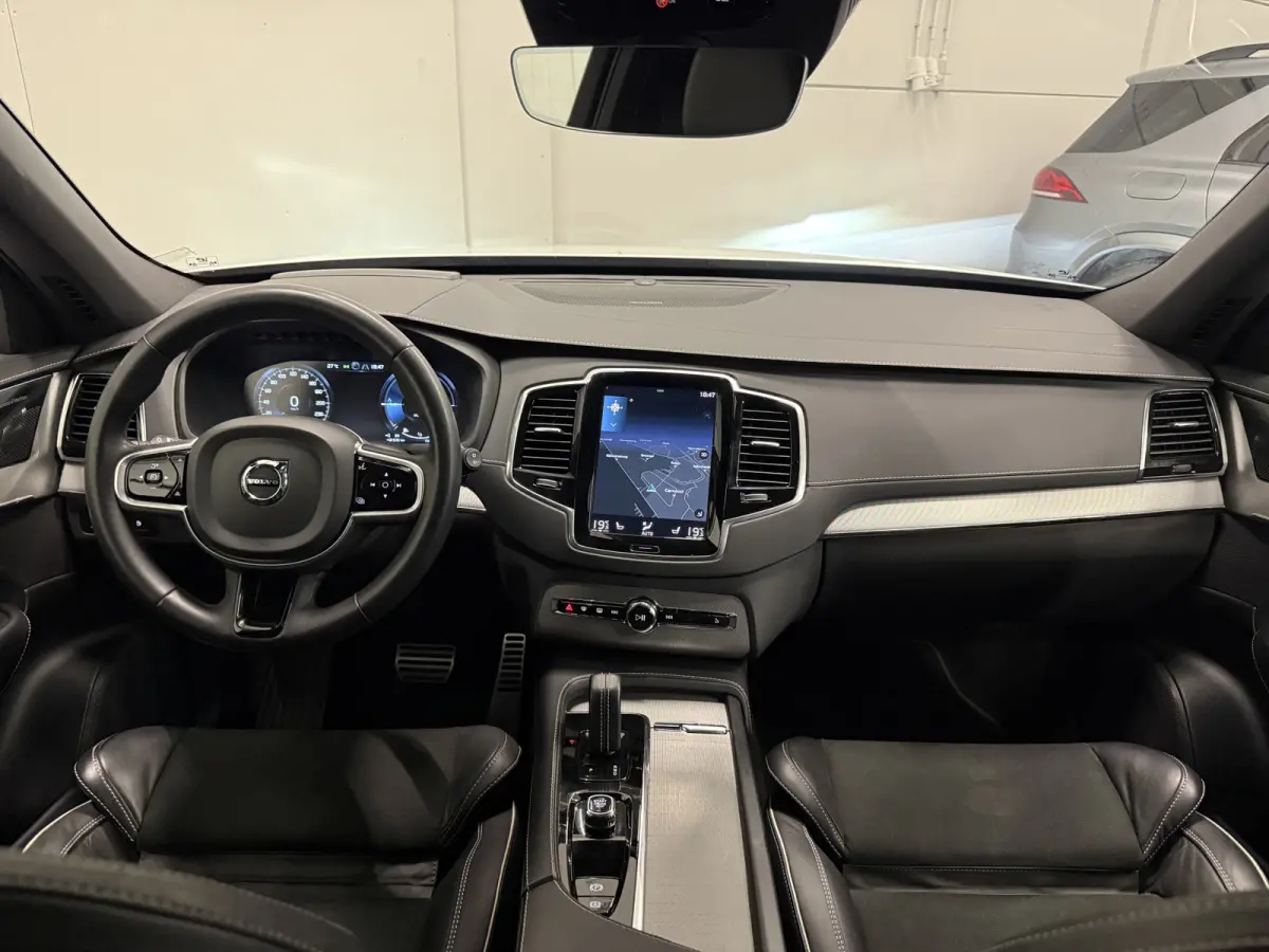 T8 Recharge AWD R-Design PANO/TREKHAAK/SOH 93,7%/HEAD-UP/22"/H&K/MEMORY/ALCANTARA-LEER/360CAMERA/ACC/PILOT-ASSIST/PRIVACY/BLACK-DESIGN/DONKERE-HEMEL/CRYSTAL-WEISS PARELMOER/NET OH BEURT GEHA