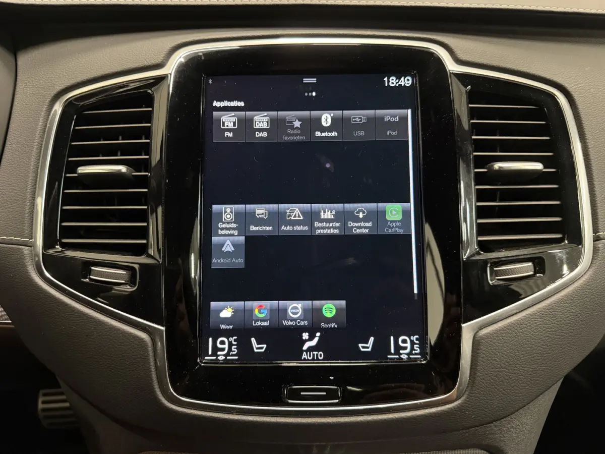 T8 Recharge AWD R-Design PANO/TREKHAAK/SOH 93,7%/HEAD-UP/22"/H&K/MEMORY/ALCANTARA-LEER/360CAMERA/ACC/PILOT-ASSIST/PRIVACY/BLACK-DESIGN/DONKERE-HEMEL/CRYSTAL-WEISS PARELMOER/NET OH BEURT GEHA