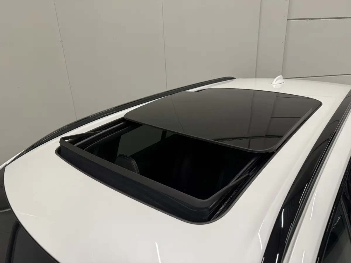 T8 Recharge AWD R-Design PANO/TREKHAAK/SOH 93,7%/HEAD-UP/22"/H&K/MEMORY/ALCANTARA-LEER/360CAMERA/ACC/PILOT-ASSIST/PRIVACY/BLACK-DESIGN/DONKERE-HEMEL/CRYSTAL-WEISS PARELMOER/NET OH BEURT GEHA