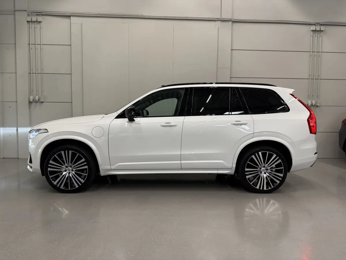 T8 Recharge AWD R-Design PANO/TREKHAAK/SOH 93,7%/HEAD-UP/22"/H&K/MEMORY/ALCANTARA-LEER/360CAMERA/ACC/PILOT-ASSIST/PRIVACY/BLACK-DESIGN/DONKERE-HEMEL/CRYSTAL-WEISS PARELMOER/NET OH BEURT GEHA