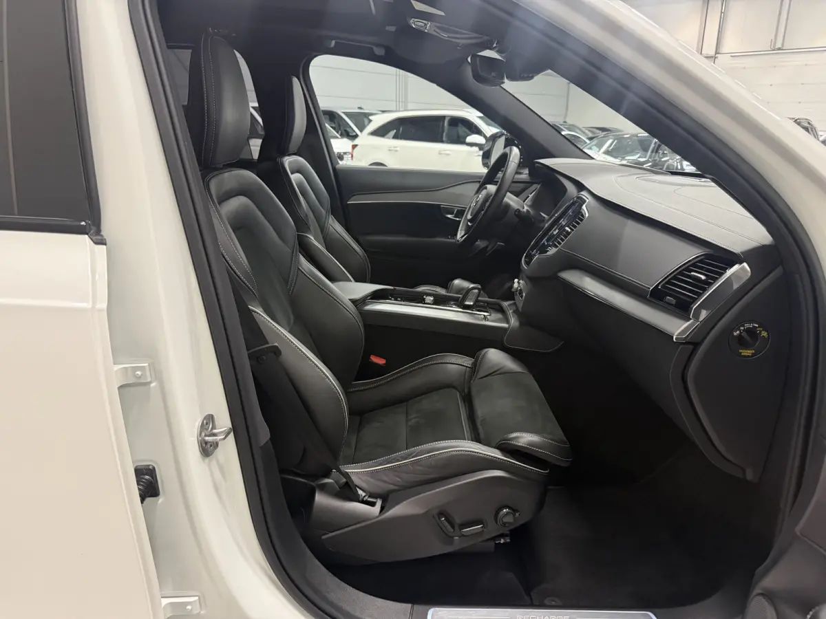 T8 Recharge AWD R-Design PANO/TREKHAAK/SOH 93,7%/HEAD-UP/22"/H&K/MEMORY/ALCANTARA-LEER/360CAMERA/ACC/PILOT-ASSIST/PRIVACY/BLACK-DESIGN/DONKERE-HEMEL/CRYSTAL-WEISS PARELMOER/NET OH BEURT GEHA