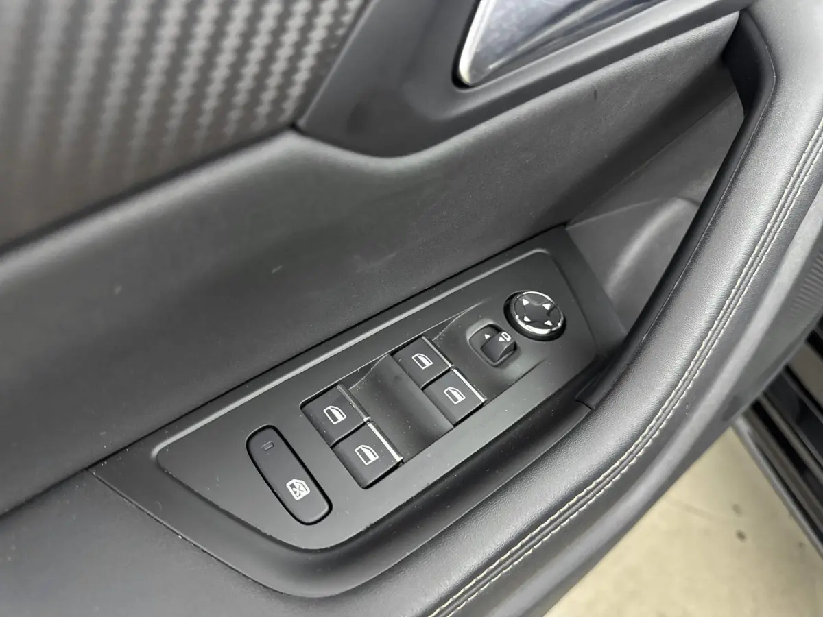 130 pk Automaat GT | Schuif/Kantel Dak | Carplay | Camera | Dodehoek Bewaking | Cruis Control Adaptieve | Voor Stoelen Verwarmd