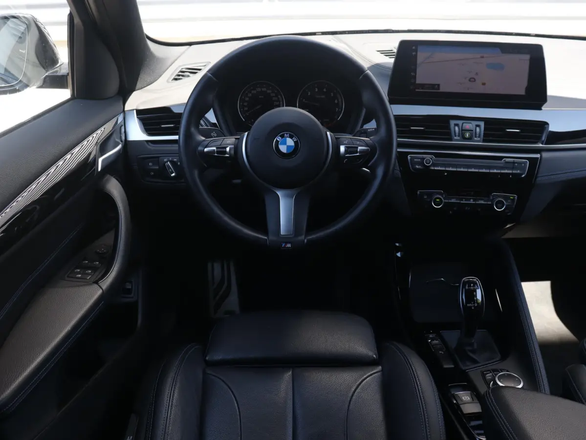 sDrive18i | High Executive | M Sportpakket | Head-Up | Trekhaak | Hi-Fi | Apple Carplay Voorbereiding | Parking Pack | Elektr. Achterklep | 18'' LMV