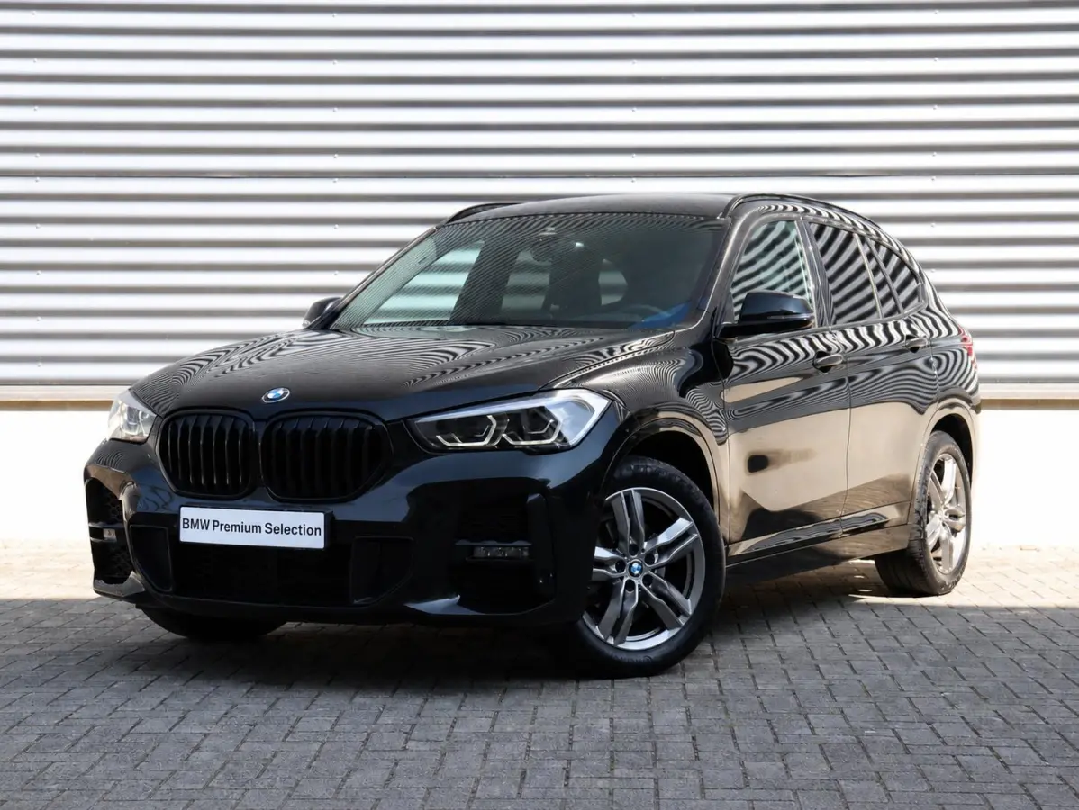 sDrive18i | High Executive | M Sportpakket | Head-Up | Trekhaak | Hi-Fi | Apple Carplay Voorbereiding | Parking Pack | Elektr. Achterklep | 18'' LMV