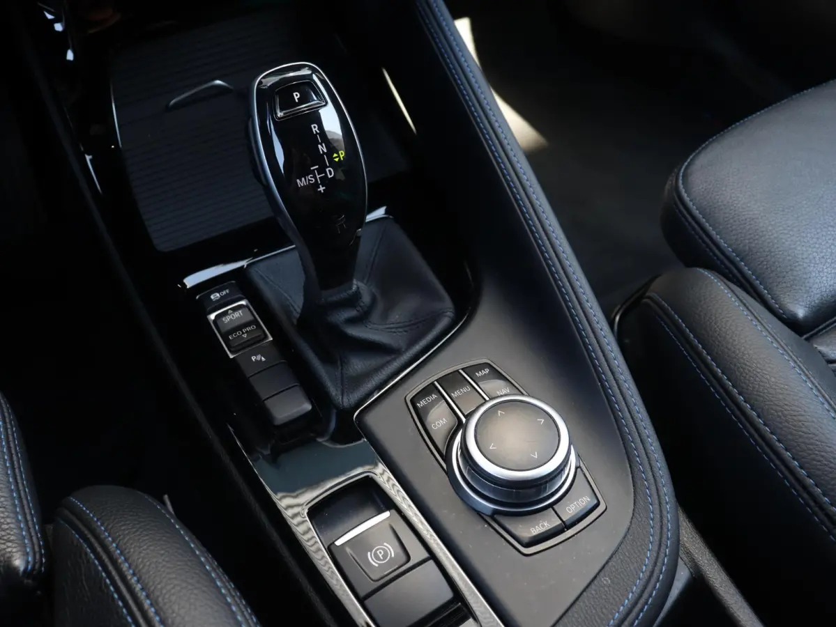 sDrive18i | High Executive | M Sportpakket | Head-Up | Trekhaak | Hi-Fi | Apple Carplay Voorbereiding | Parking Pack | Elektr. Achterklep | 18'' LMV