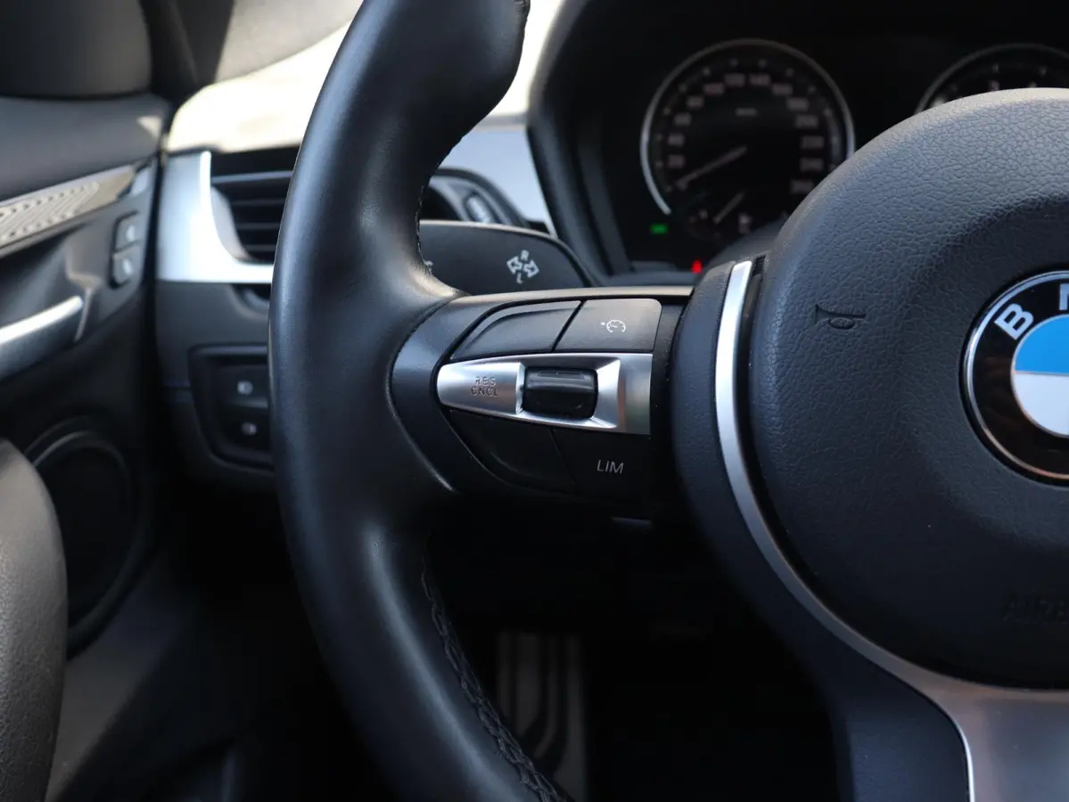 sDrive18i | High Executive | M Sportpakket | Head-Up | Trekhaak | Hi-Fi | Apple Carplay Voorbereiding | Parking Pack | Elektr. Achterklep | 18'' LMV