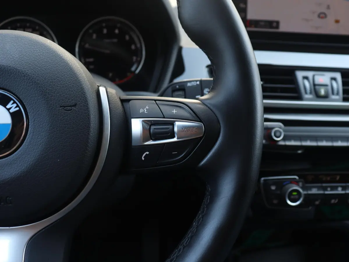 sDrive18i | High Executive | M Sportpakket | Head-Up | Trekhaak | Hi-Fi | Apple Carplay Voorbereiding | Parking Pack | Elektr. Achterklep | 18'' LMV
