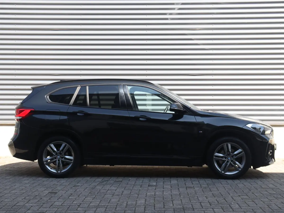sDrive18i | High Executive | M Sportpakket | Head-Up | Trekhaak | Hi-Fi | Apple Carplay Voorbereiding | Parking Pack | Elektr. Achterklep | 18'' LMV