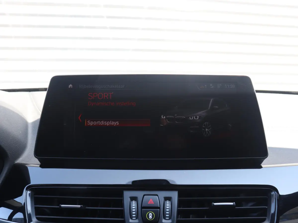 sDrive18i | High Executive | M Sportpakket | Head-Up | Trekhaak | Hi-Fi | Apple Carplay Voorbereiding | Parking Pack | Elektr. Achterklep | 18'' LMV