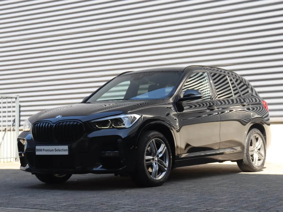 sDrive18i | High Executive | M Sportpakket | Head-Up | Trekhaak | Hi-Fi | Apple Carplay Voorbereiding | Parking Pack | Elektr. Achterklep | 18'' LMV