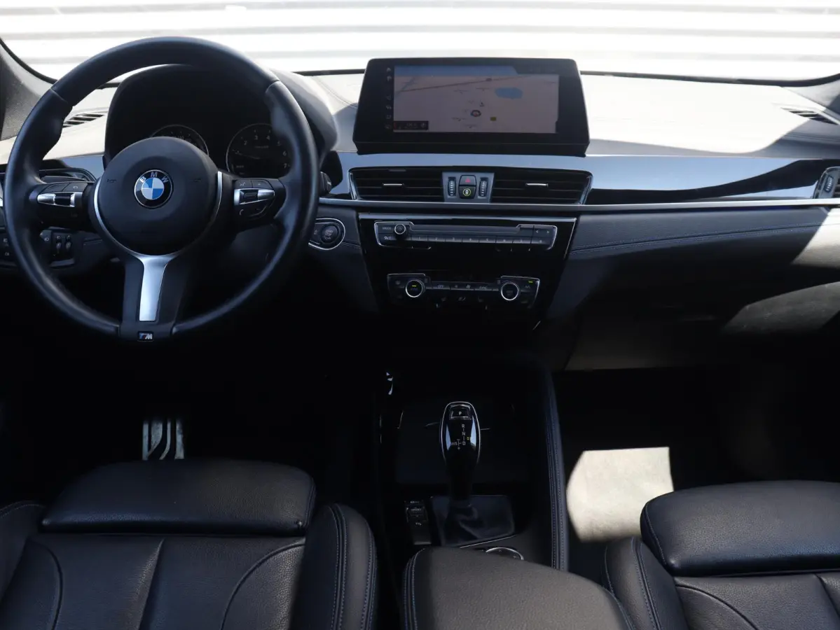 sDrive18i | High Executive | M Sportpakket | Head-Up | Trekhaak | Hi-Fi | Apple Carplay Voorbereiding | Parking Pack | Elektr. Achterklep | 18'' LMV