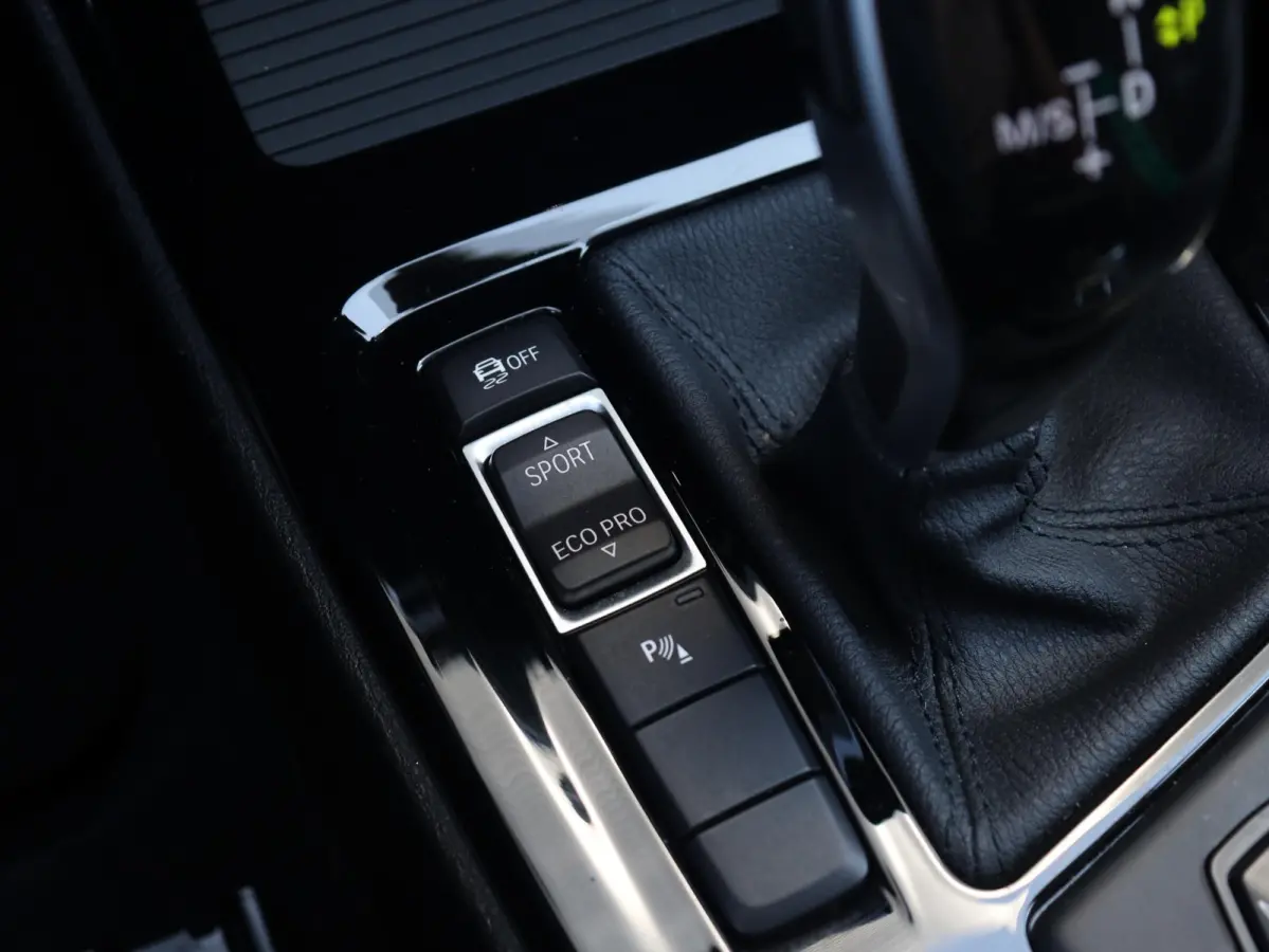 sDrive18i | High Executive | M Sportpakket | Head-Up | Trekhaak | Hi-Fi | Apple Carplay Voorbereiding | Parking Pack | Elektr. Achterklep | 18'' LMV