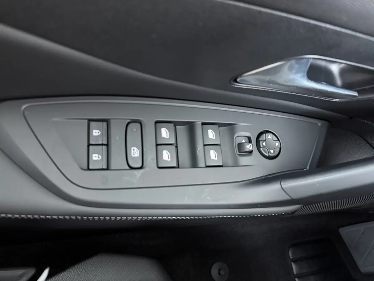 | Demo Deal | 1.2 Hybrid 145 e-DCS6 Allure | Cruise control adaptief met Stop&Go | Full-LED koplampen | Lichtmetalen velgen 17"