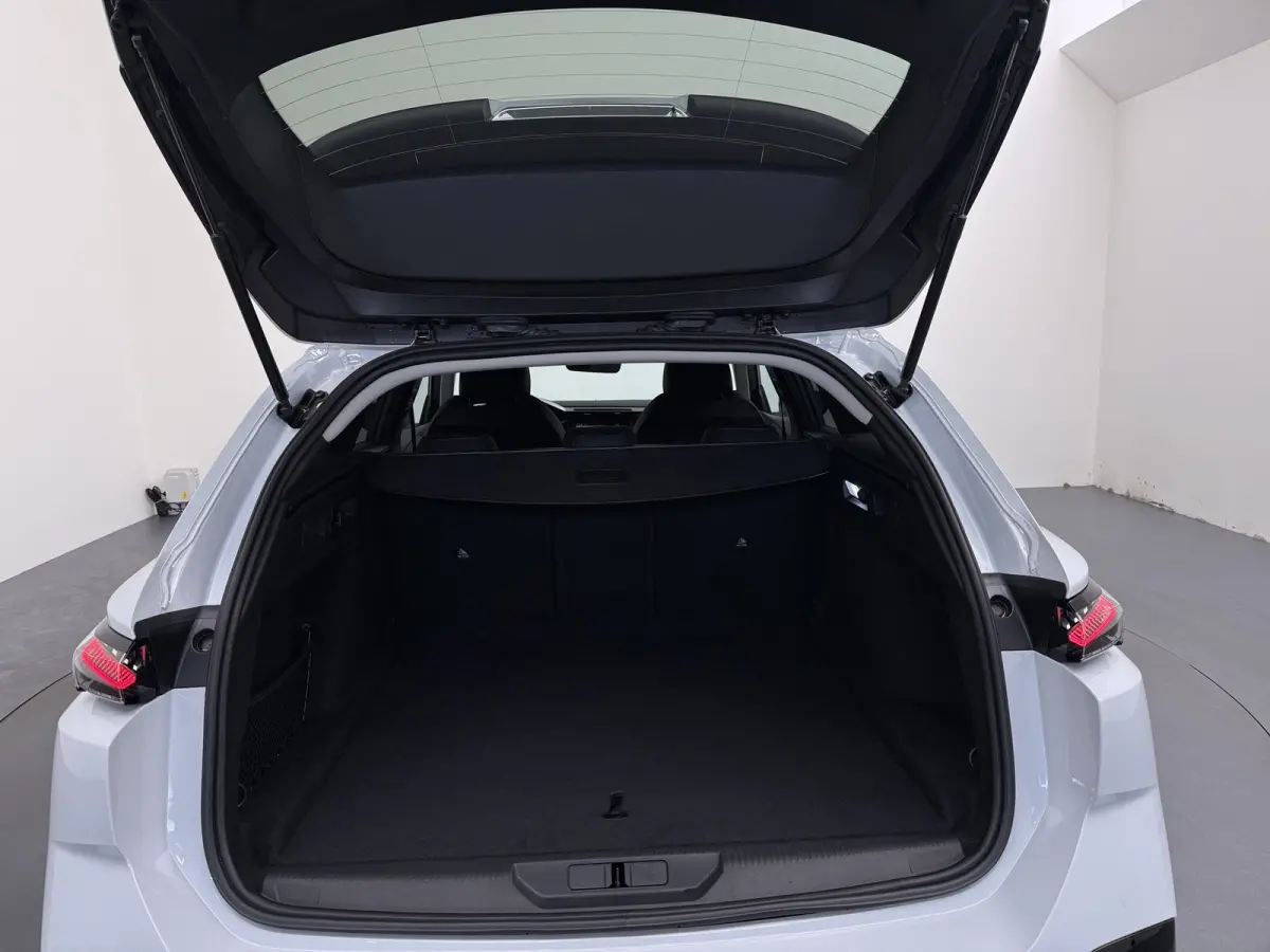 | Demo Deal | 1.2 Hybrid 145 e-DCS6 Allure | Cruise control adaptief met Stop&Go | Full-LED koplampen | Lichtmetalen velgen 17"