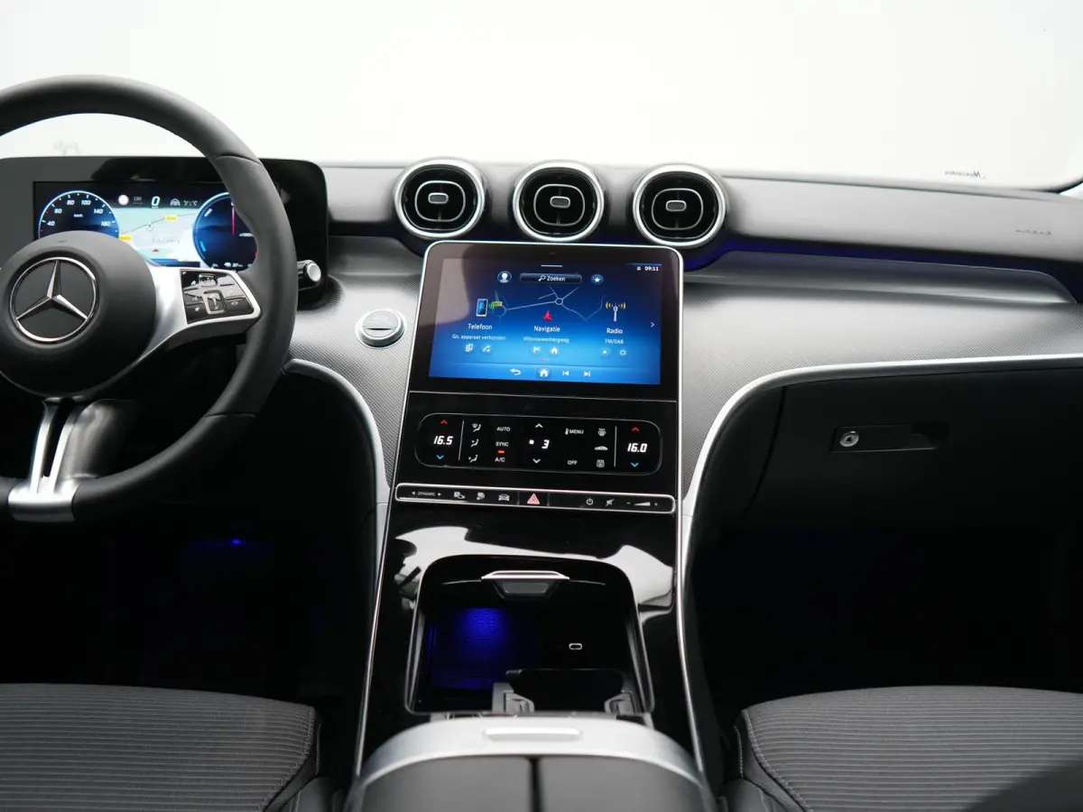 300 e PHEV 313pk Dealer O.H | Adaptive Cruise | Camera | Apple Carplay | BLIS | Sportstoelen Verwarmd | Virtual Cockpit | Navigatie | DAB | 17"L.M | Plug In Hybrid |