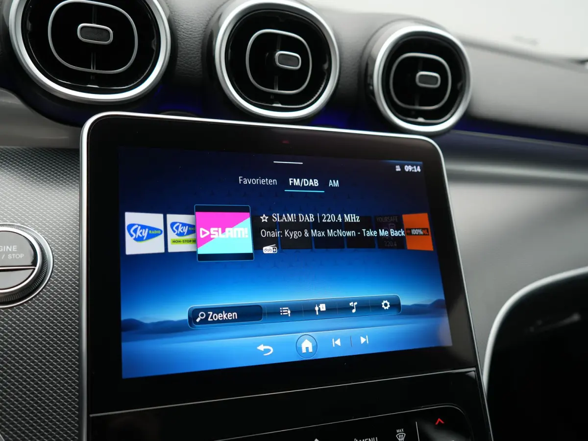 300 e PHEV 313pk Dealer O.H | Adaptive Cruise | Camera | Apple Carplay | BLIS | Sportstoelen Verwarmd | Virtual Cockpit | Navigatie | DAB | 17"L.M | Plug In Hybrid |