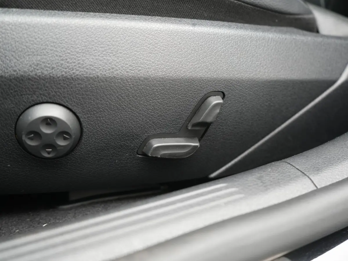 300 e PHEV 313pk Dealer O.H | Adaptive Cruise | Camera | Apple Carplay | BLIS | Sportstoelen Verwarmd | Virtual Cockpit | Navigatie | DAB | 17"L.M | Plug In Hybrid |