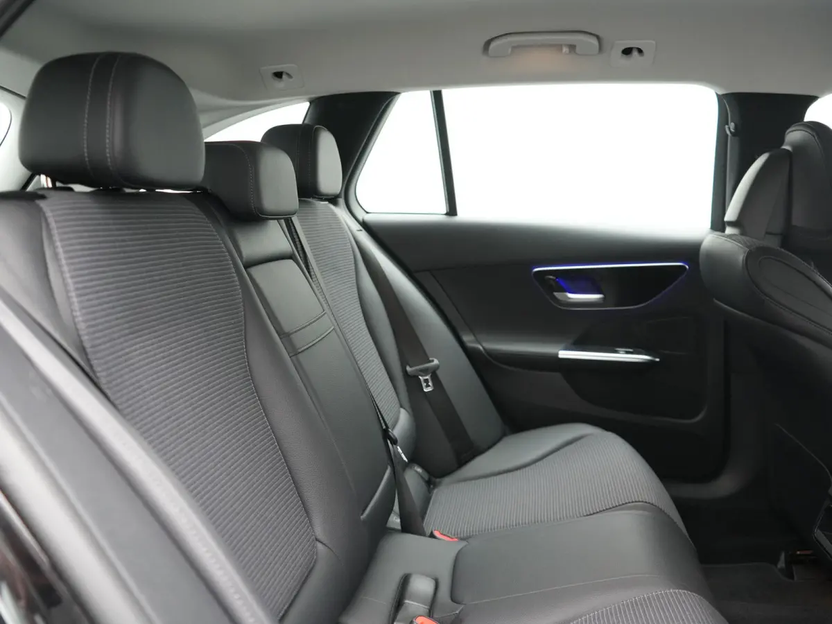 300 e PHEV 313pk Dealer O.H | Adaptive Cruise | Camera | Apple Carplay | BLIS | Sportstoelen Verwarmd | Virtual Cockpit | Navigatie | DAB | 17"L.M | Plug In Hybrid |