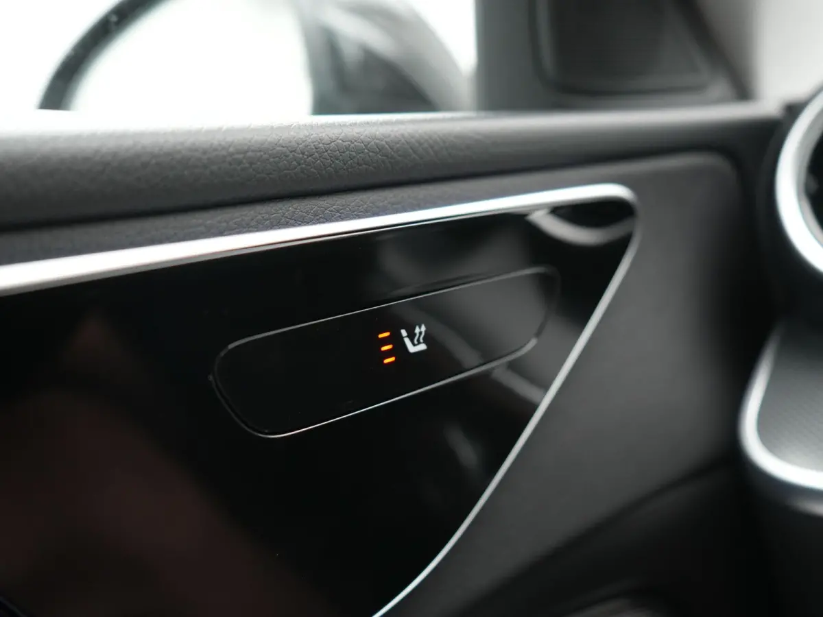 300 e PHEV 313pk Dealer O.H | Adaptive Cruise | Camera | Apple Carplay | BLIS | Sportstoelen Verwarmd | Virtual Cockpit | Navigatie | DAB | 17"L.M | Plug In Hybrid |