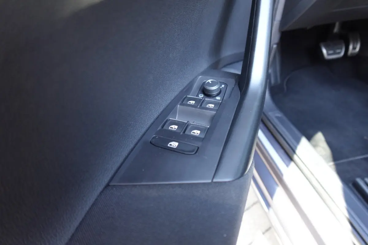 1.5 TSI R-Line Business PANO KEYLESS CAM