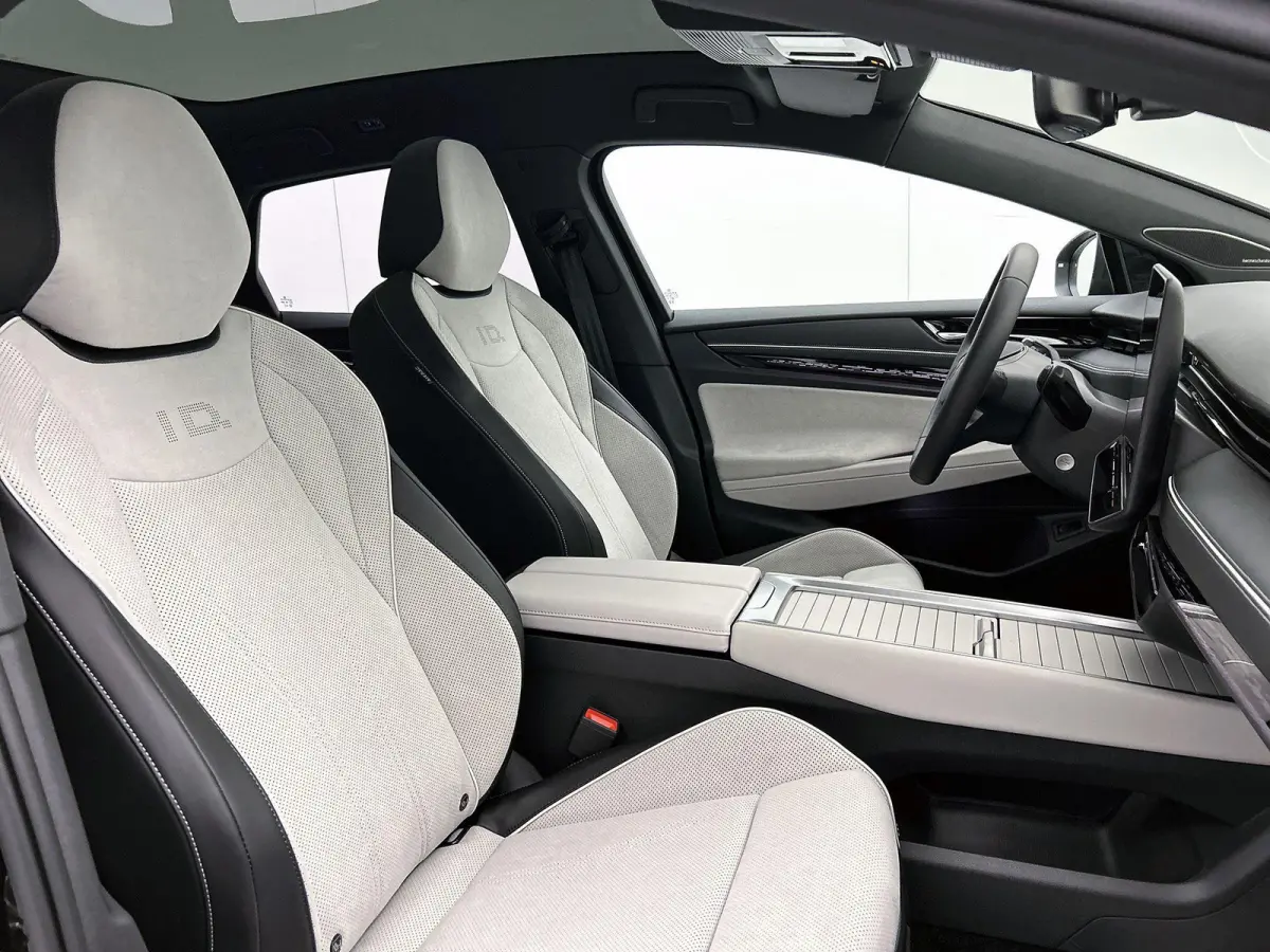 Limited Edition Plus 77 kWh | DEMO | PANORAMADAK | CAMERA | HARMAN-KARDON | WARMTEPOMP | 19 INCH | HEAD-UP DISPLAY