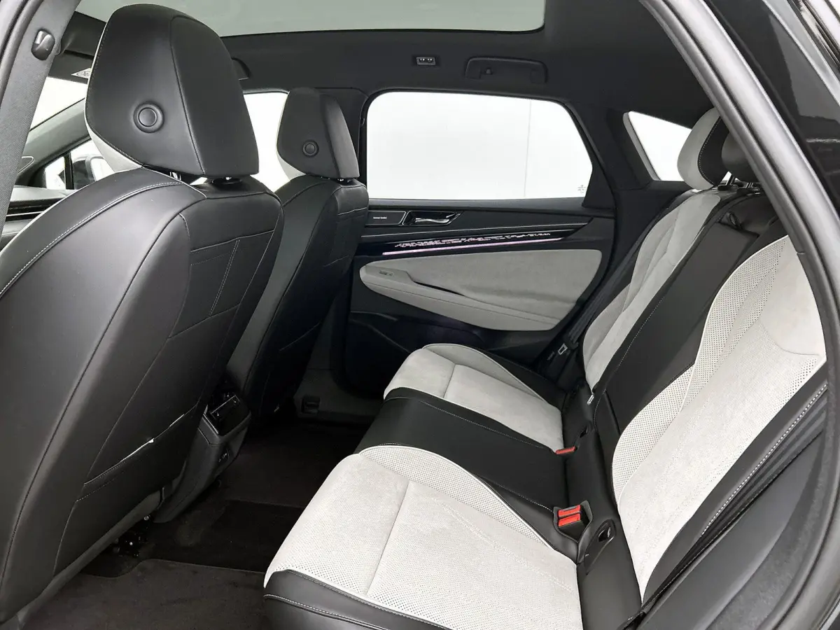 Limited Edition Plus 77 kWh | DEMO | PANORAMADAK | CAMERA | HARMAN-KARDON | WARMTEPOMP | 19 INCH | HEAD-UP DISPLAY