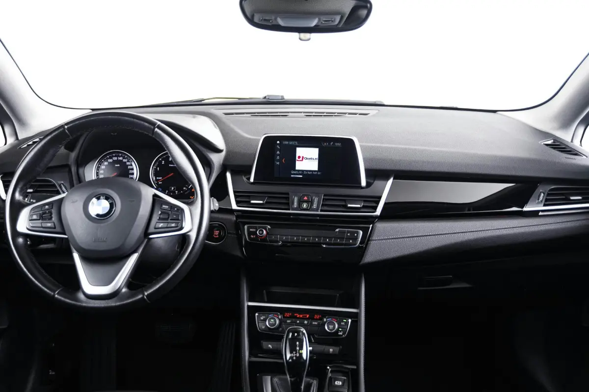 218i Executive Sport Line - Panormadak - Trekhaak - Elektrische achterklep - PDC voor/achter - Cruise Control - Active Guard - Sportstoelen - Verstelbare achterbank - Armsteun voor -