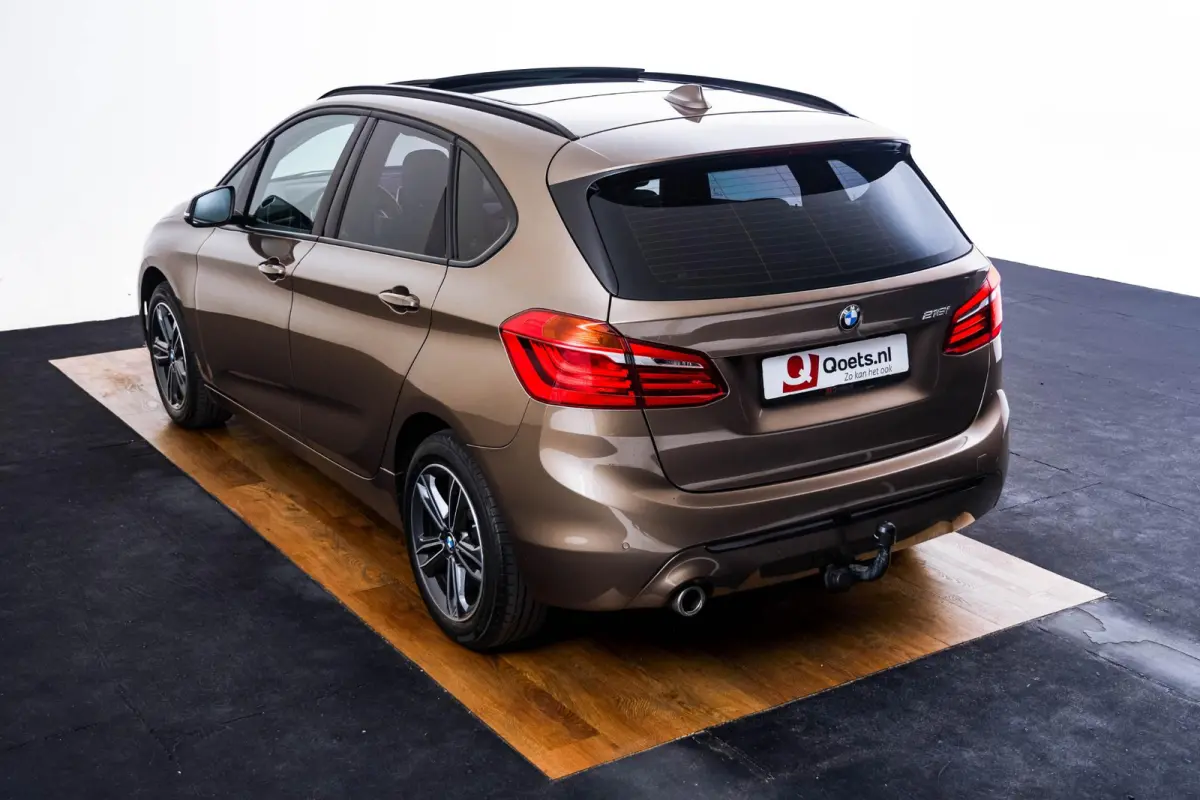 218i Executive Sport Line - Panormadak - Trekhaak - Elektrische achterklep - PDC voor/achter - Cruise Control - Active Guard - Sportstoelen - Verstelbare achterbank - Armsteun voor -