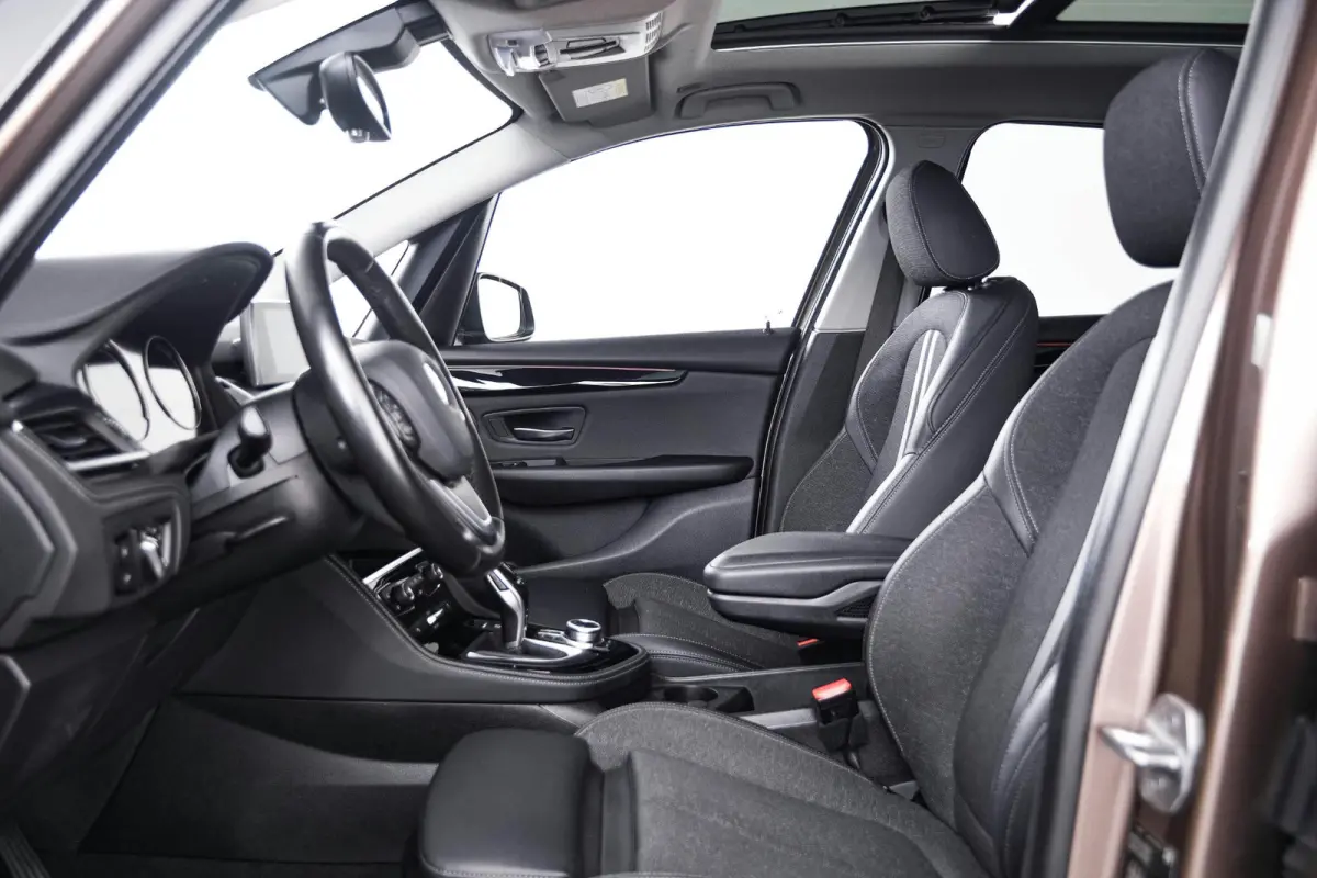 218i Executive Sport Line - Panormadak - Trekhaak - Elektrische achterklep - PDC voor/achter - Cruise Control - Active Guard - Sportstoelen - Verstelbare achterbank - Armsteun voor -