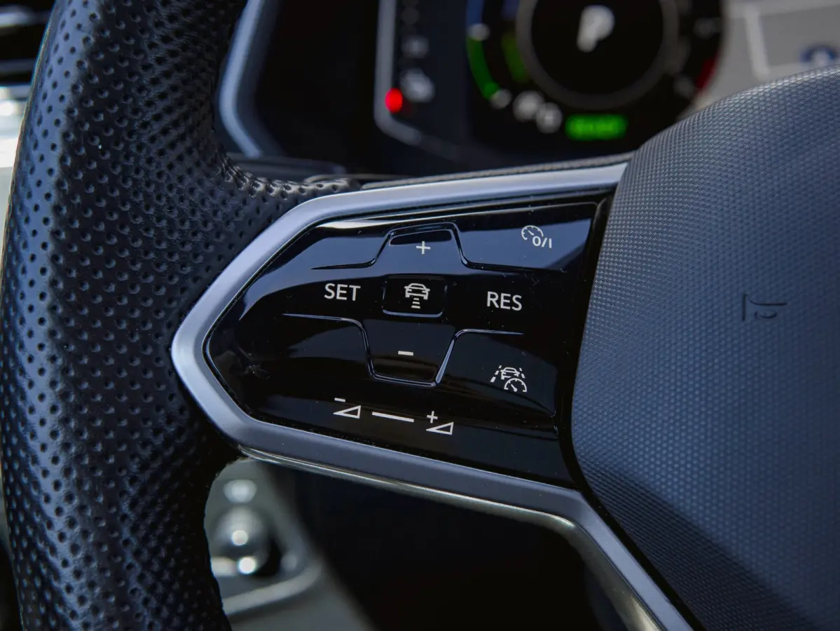 1.4 TSI eHybrid R-Line Business+