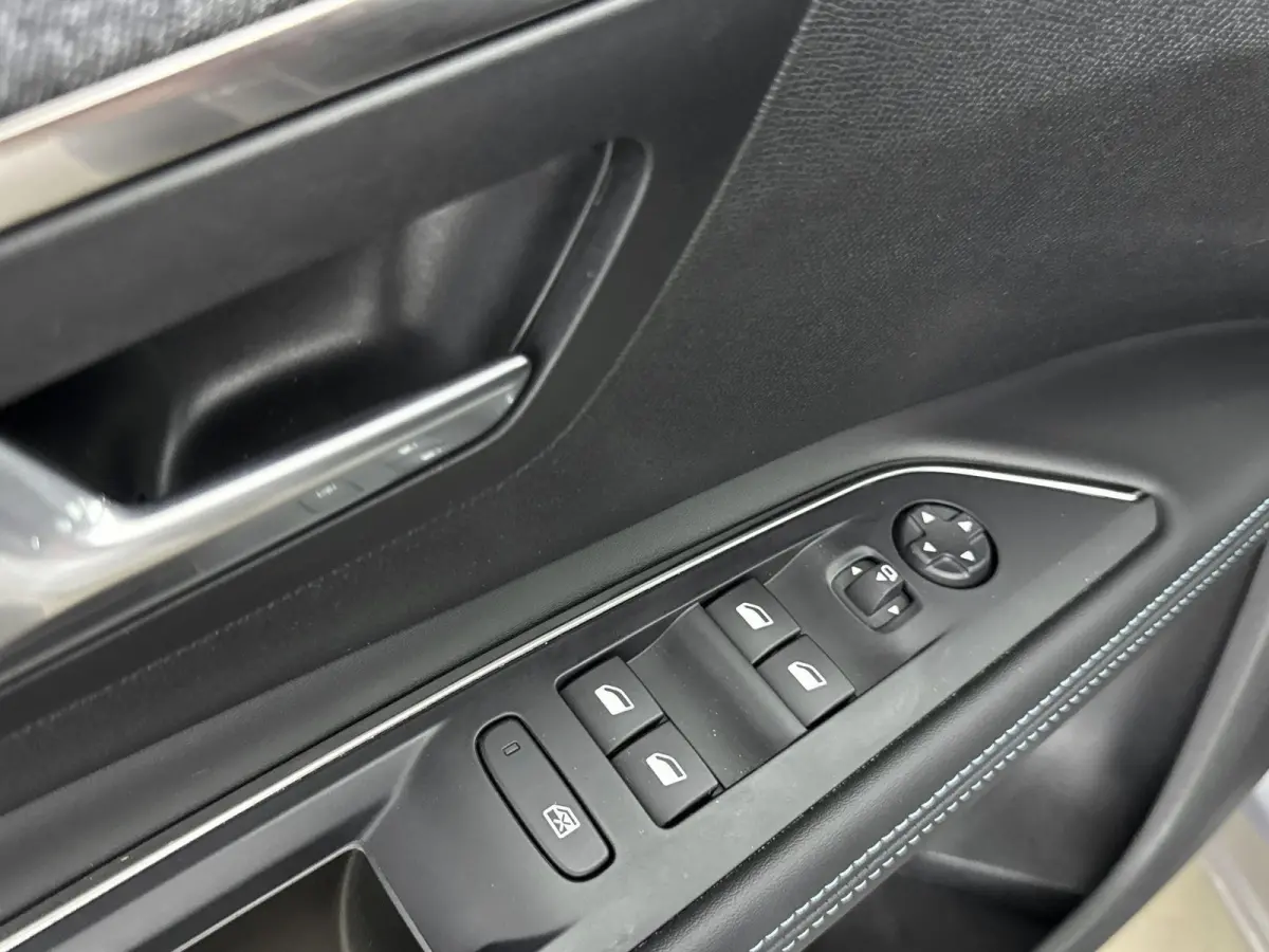 SUV 130 pk Automaat Allure Pack Business | Elektrisch Achterklep | Carplay | 7-Persoons | Voorstoelen Verwarmd