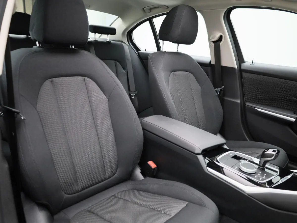 318i Executive | SCHUIFDAK | NAVIGATIE | PARKEERSENSOREN | CLIMATE CONTROL | LMV | LED | CRUISE CONTROL |