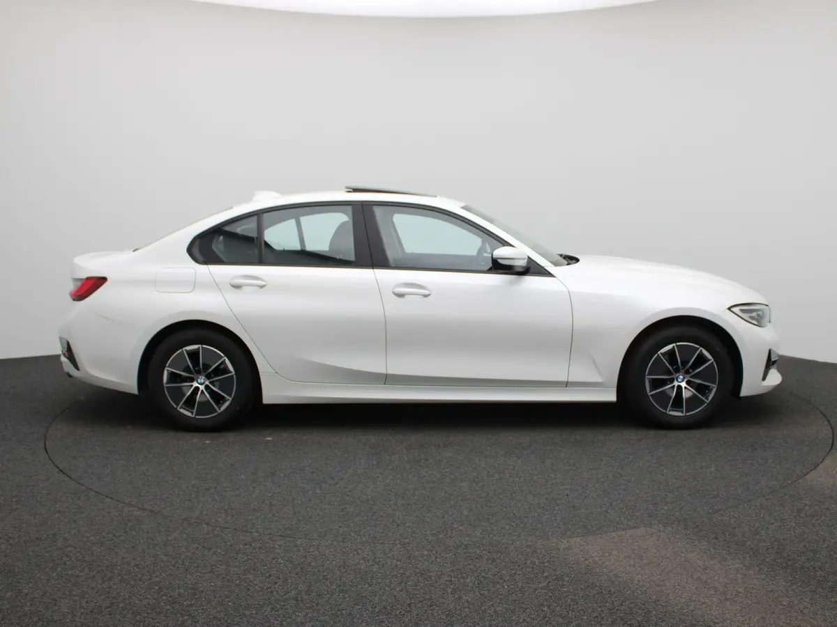 318i Executive | SCHUIFDAK | NAVIGATIE | PARKEERSENSOREN | CLIMATE CONTROL | LMV | LED | CRUISE CONTROL |