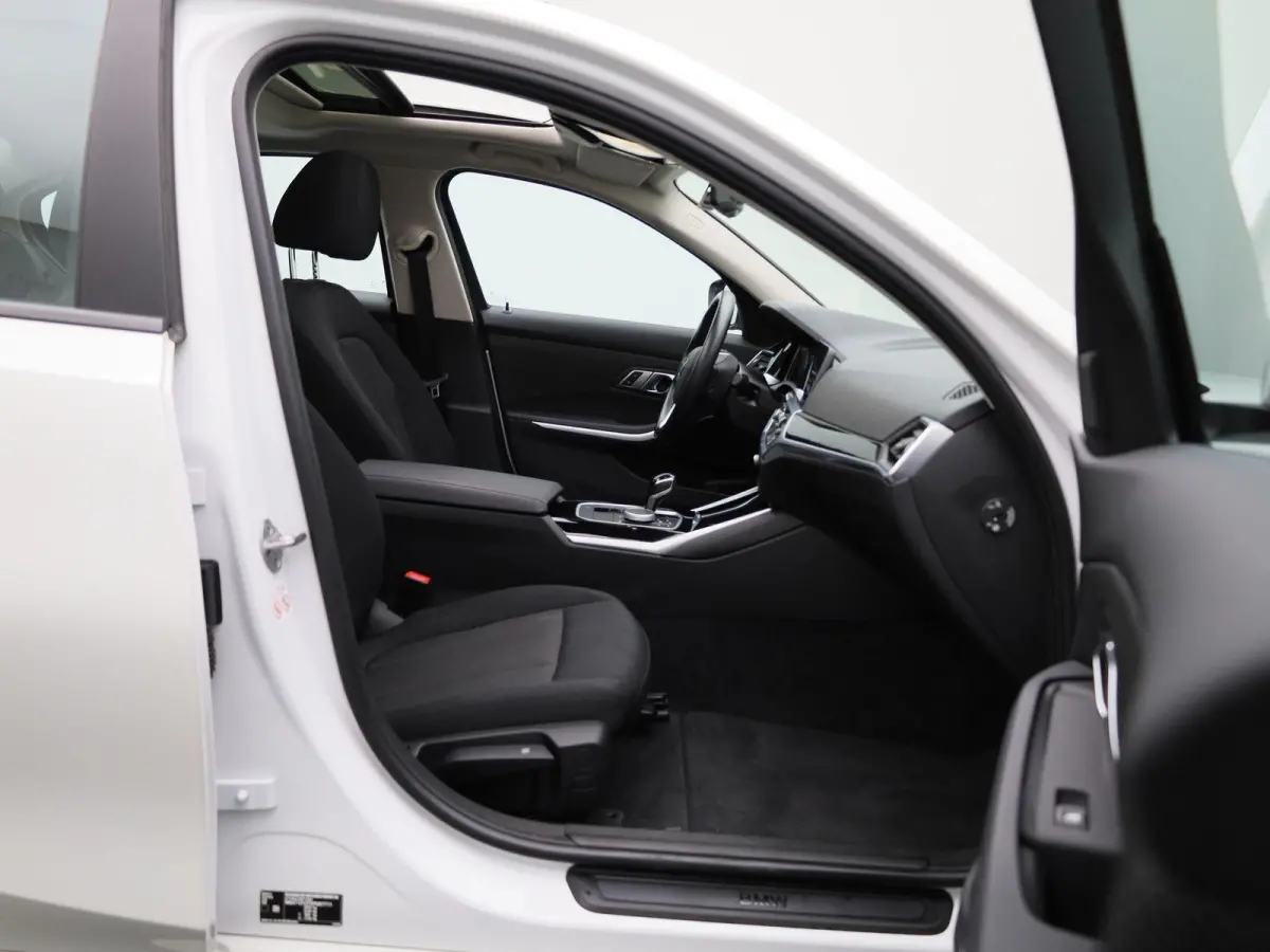 318i Executive | SCHUIFDAK | NAVIGATIE | PARKEERSENSOREN | CLIMATE CONTROL | LMV | LED | CRUISE CONTROL |