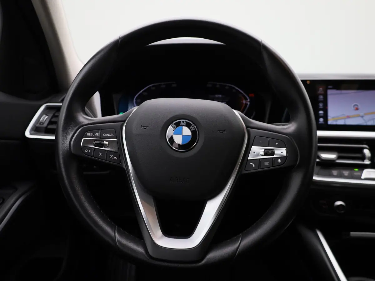 318i Executive | SCHUIFDAK | NAVIGATIE | PARKEERSENSOREN | CLIMATE CONTROL | LMV | LED | CRUISE CONTROL |