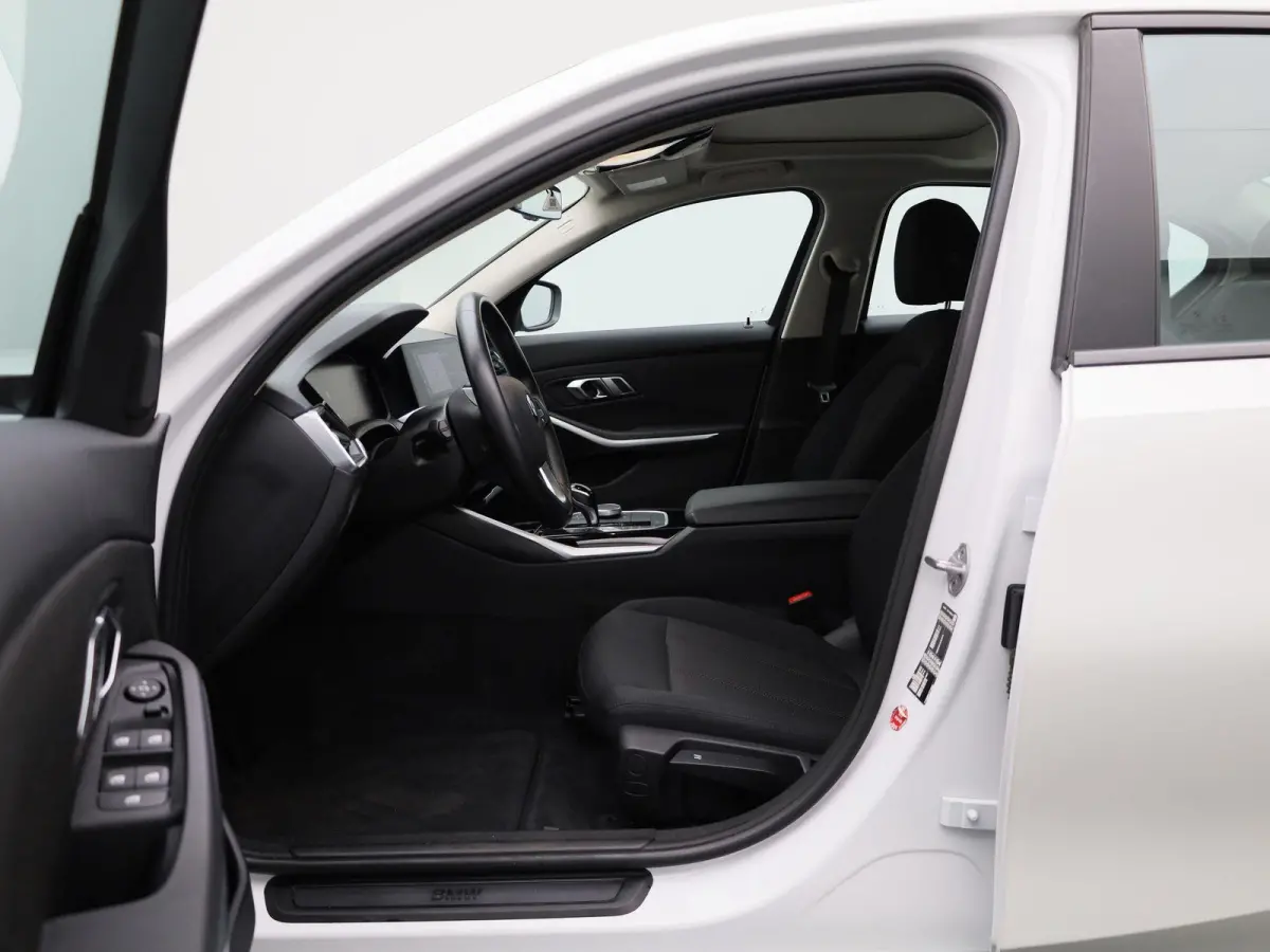 318i Executive | SCHUIFDAK | NAVIGATIE | PARKEERSENSOREN | CLIMATE CONTROL | LMV | LED | CRUISE CONTROL |
