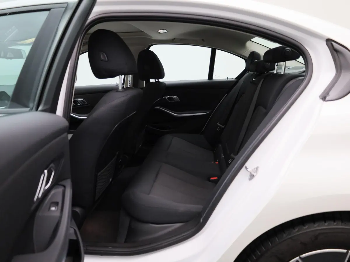 318i Executive | SCHUIFDAK | NAVIGATIE | PARKEERSENSOREN | CLIMATE CONTROL | LMV | LED | CRUISE CONTROL |